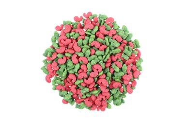 Beyazlar üzerinde izole edilmiş evcil hayvan yiyeceği yığını..