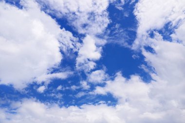 Mavi gökyüzü bulutlu..