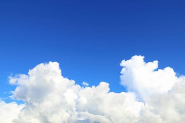 Mavi arkaplanda büyük beyaz bir bulut var..