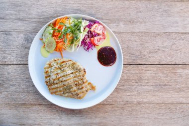 Sebzeli ve soslu domuz bifteği..