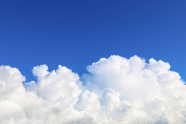 Mavi arkaplanda büyük beyaz bir bulut var..