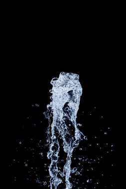 Siyah üzerine izole edilmiş su sıçratıyor..