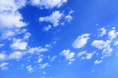 Beyaz bulutlar ve mavi gökyüzü..