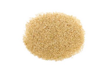 Beyaz üzerine izole edilmiş çiğ kahverengi pirinç yığını..