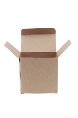 Beyaz üzerine izole edilmiş açık kahverengi bir karton kutu..
