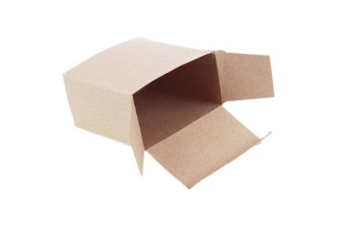 Beyaz üzerine izole edilmiş açık kahverengi bir karton kutu..