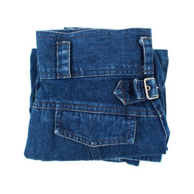 Beyazın üstünde katlanan kot pantolon..