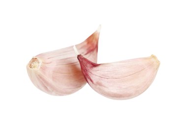 Beyaz üzerine izole edilmiş sarımsak parçaları..