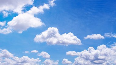 Bulutlu mavi gökyüzü..