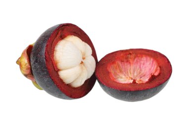 Yarı kesim mangosteen kabuğu beyaza izole.