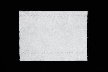 Siyah üzerine izole edilmiş bir kağıt parçası..