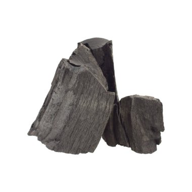 Beyaz üzerine izole edilmiş kömür yığını..