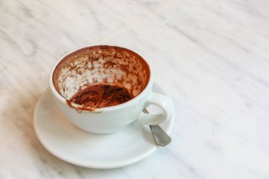 Boş kahve fincanı mermer masanın üzerinde..