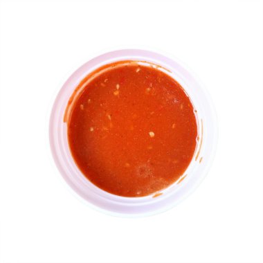 Kırmızı suki sosu, beyaz kasede izole edilmiş..