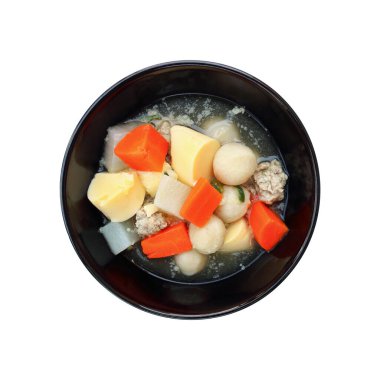 Siyah kasedeki yumurta tofu çorbası. Beyazın üzerinde izole edilmiş..