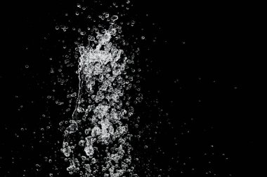 Su, siyaha vuruyor..