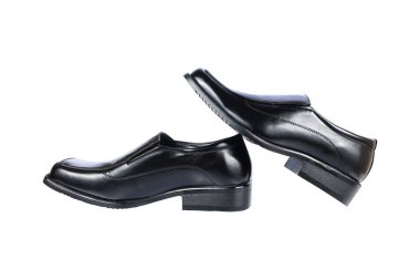 Siyah deri ayakkabılar, beyaza izole edilmiş..