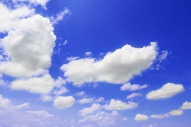 Güzel beyaz bulutlar mavi gökyüzünde arka plan ve tasarım için.