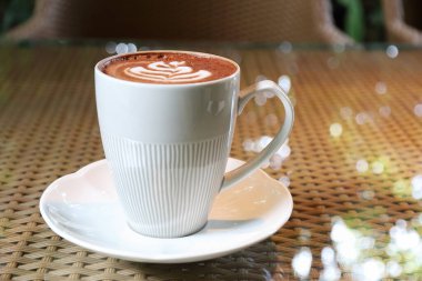 Masadaki bir fincan latte sanatı..