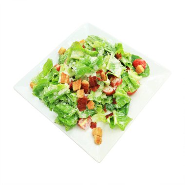 Bu, beyaz tabakta izole edilmiş sezar salatası..