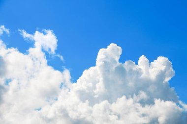 Beyaz bulut mavi gökyüzü arka planında.