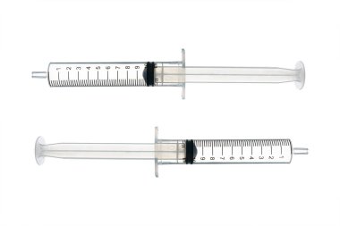 iki şırınga üzerinde beyaz izole.