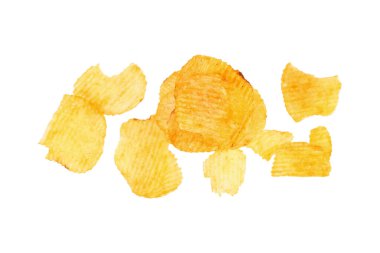 Beyaza izole edilmiş barbekü aromalı patates cipsi yığını.