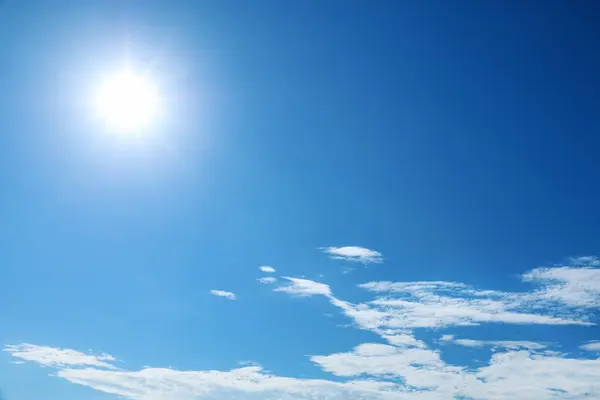 Mavi gökyüzünde güneş ışığı..
