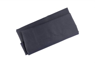 Beyaz üzerine izole edilmiş katlanmış siyah peçete..