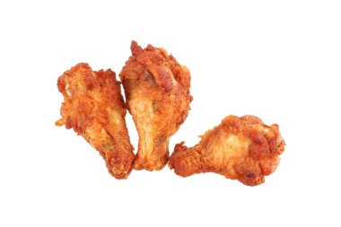 Kızarmış tavuk butları beyazda izole edilmiş..