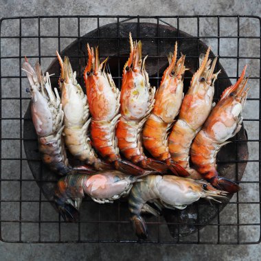 grill prawns on clay firepot.