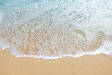 Plajda yumuşak kabarcık deniz dalgası