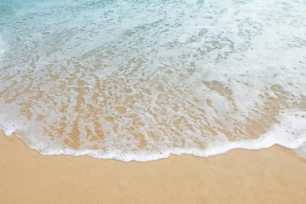 Plajda yumuşak kabarcık deniz dalgası