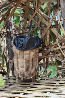 Siyah plastik torbayla umumi açık sepet kutusu.