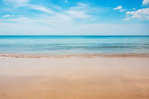 Phuket, Tayland 'da güzel bir kumsal ve deniz manzarası..