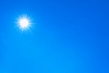 Güzel, parlak güneş mavi gökyüzünde parlıyor..