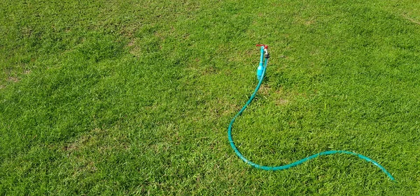 Faucet Hose Watering Plants Green Grass Field Lawn Copy Space — Stock Photo, Image