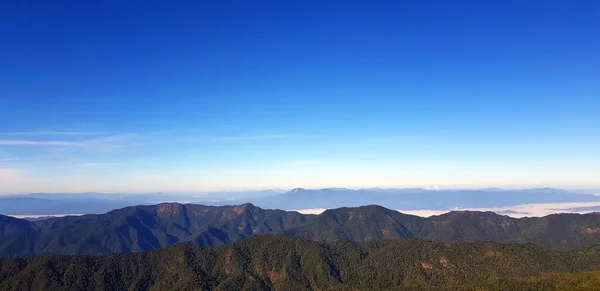 Landschap Uitzicht Groene Berg Heuvel Met Mist Heldere Blauwe Lucht — Stockfoto