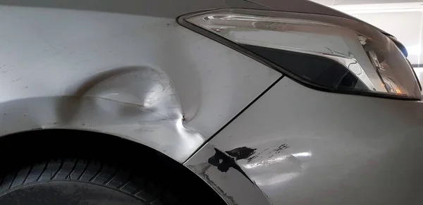 车祸后灰色 灰色或青铜汽车上的划痕 右前保险杠靠近方向盘损坏 车辆保险和伤害概念 图库图片