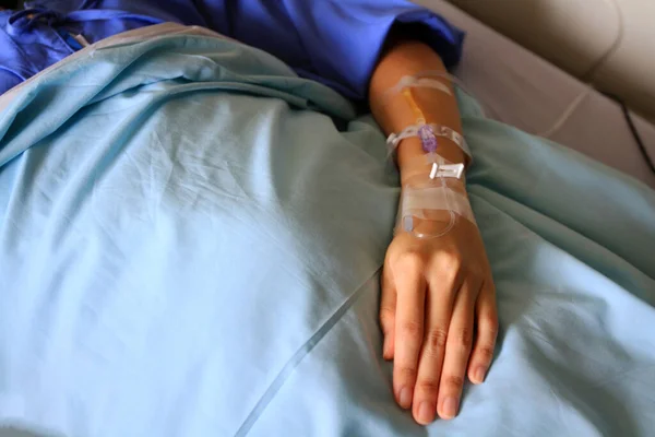 Χέρια Χέρι Του Ασθενούς Δίνουν Αλατούχο Διάλυμα Στο Κρεβάτι Χώρο — Φωτογραφία Αρχείου