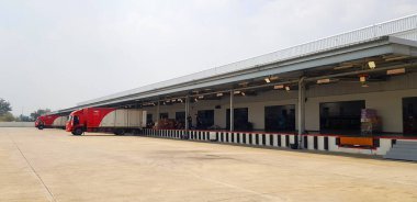 Ratchaburi, Tayland-25 Şubat 2023: Posta ve fotokopi uzayı ile nakliye için depolama ve nakliye paketi. Kırmızı konteynır otomobiline göre dağıtım, ithalat ve ihracat için bina