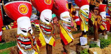 Loei, Tayland-26 Temmuz 2022 Phi Ta Khon ya da Tayland Hayalet Festivali. Her yıl Temmuz ayında kutlama kültürüne, geçit törenine ya da geleneksel etkinliklere katılan yerel halkın yaptığı renkli maskeler..    