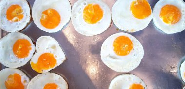 Gri paslanmaz çelik tepside birçok yumurta müşteriler için sabahın erken saatlerinde kahvaltıya gelir ve bazıları kalbe benzer şekildedir. Sağlıklı gıda ve Protein 