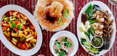 Tayland yemeğinin üst görüntüsü fırında tavuk, buğulanmış yılan balığı ve yeşil acı biber sosu, hindistancevizi sütü çorbası, kızarmış tatlı ve sebzeli ekşi sos. Yemekte büyük yemek var.