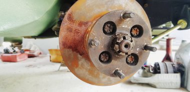 Garajın tamiri ya da bakımı için paslı disk frenini kapat. Aracın bir kısmını değiştir ve parçayı düzelt  