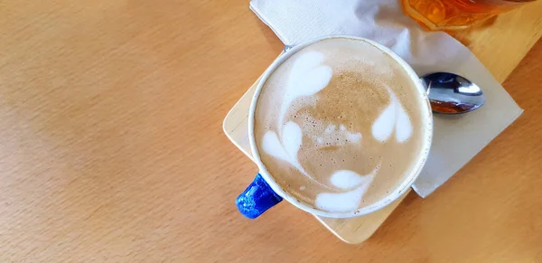 Bovenaanzicht Kopje Warme Latte Kunst Hart Bladeren Stijl Met Theelepel — Stockfoto