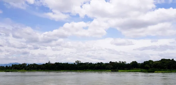 Прекрасне Блакитне Небо Білими Хмарами Річкою Зеленим Деревом Фону Краса — стокове фото
