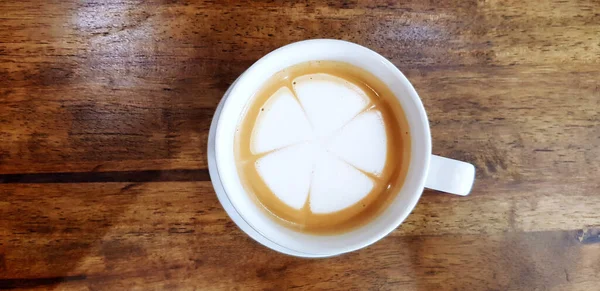 Bovenaanzicht Van Witte Kop Hete Latte Kunst Bloem Bladeren Tekening — Stockfoto