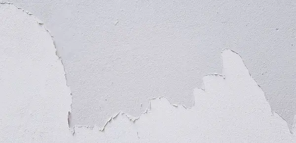 Weiß Lackiert Rissig Auf Grauer Zementwand Für Hintergrund Mit Kopierraum — Stockfoto