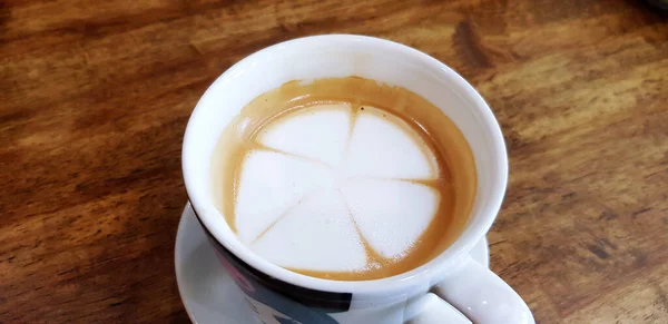 Sluiten Witte Kop Hete Latte Kunst Bloem Bladeren Tekening Donkerbruine — Stockfoto